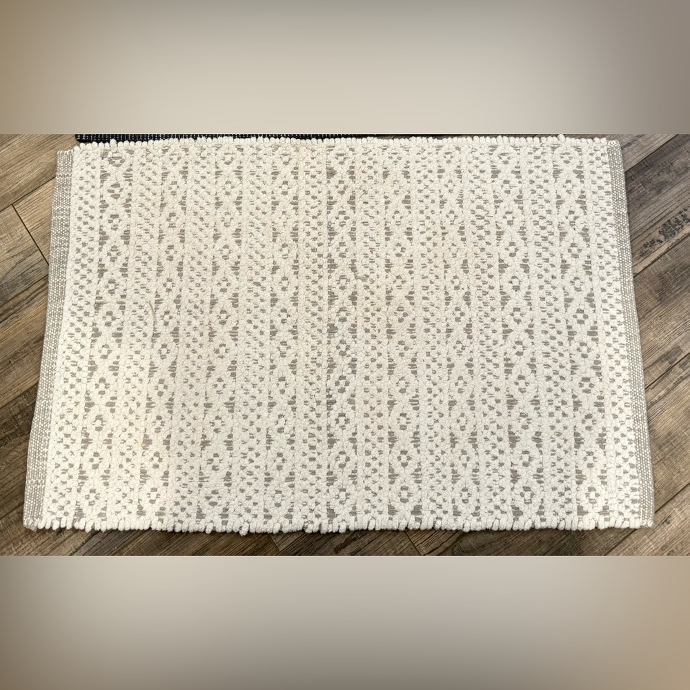 Elegant Cream and Gray Textured threshold target bath mat Rug